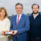 Team van Pepper Therapeutics ontvangt de UNIIQ baksteen voor succesvolle investering